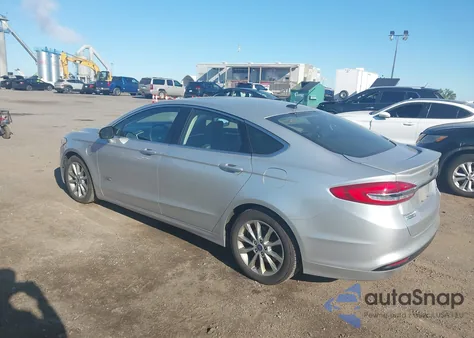 2017 Ford Fusion Energi Titanium z USA, uszkodzony, nr VIN 3FA6P0SU2HR208260